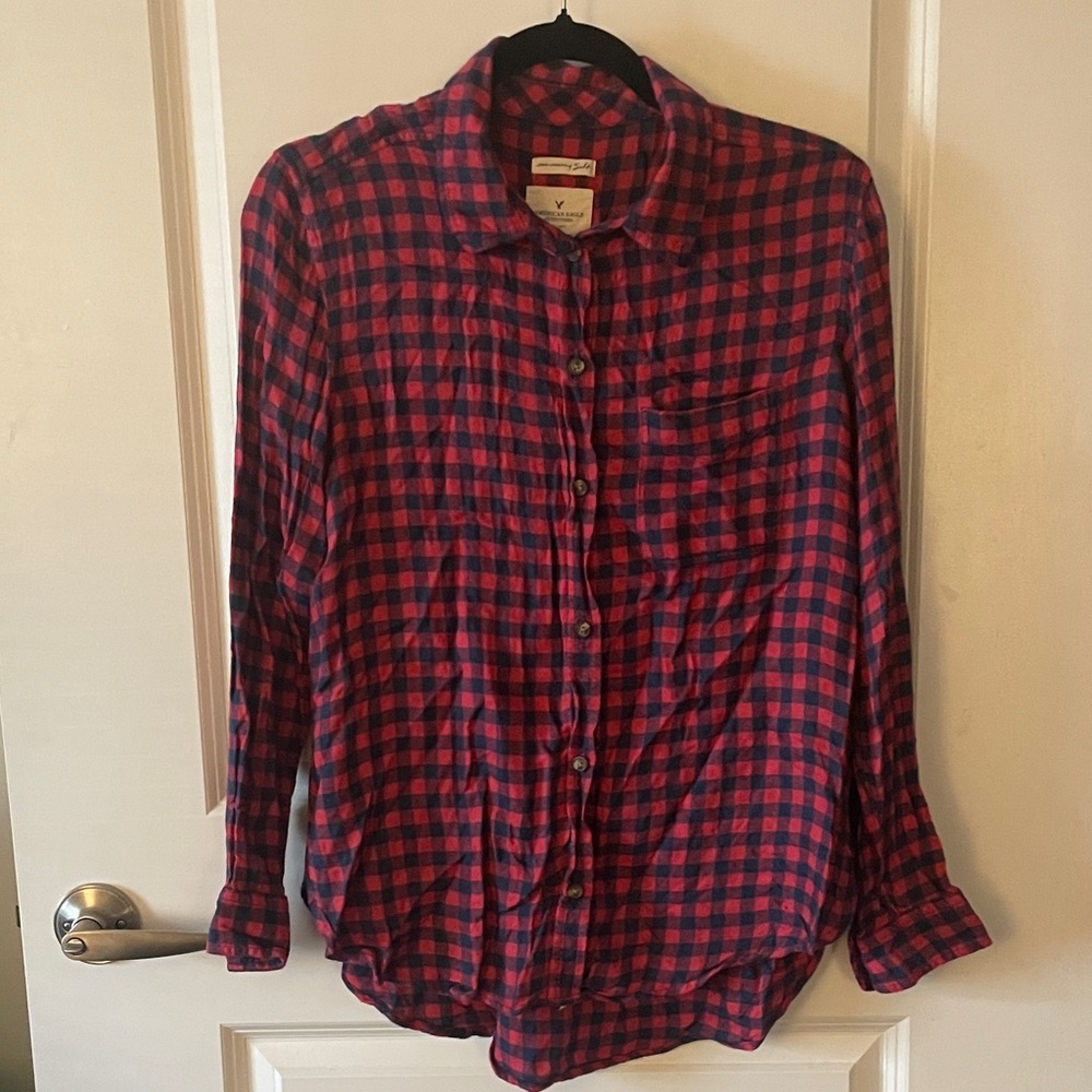 Women’s American Eagle Outfitters Red and Navy Plaid Shirt Size Medium